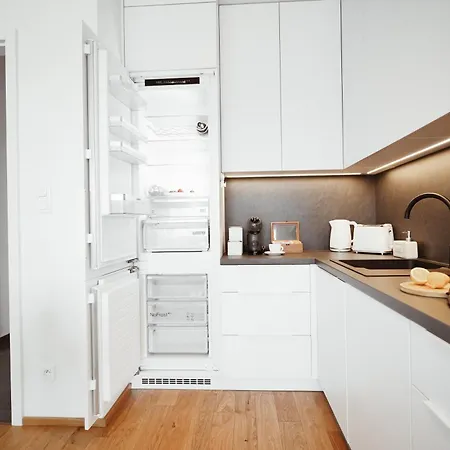 Appartamento Elegant Smichov With Balcony Praga