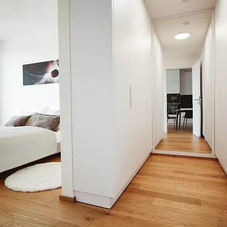 Elegant Smichov With Balcony * Praga