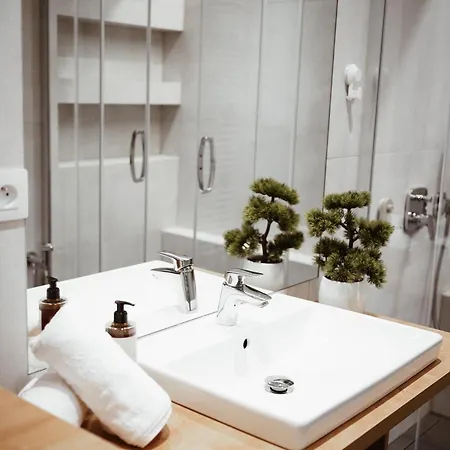 Appartamento Elegant Smichov With Balcony Praga
