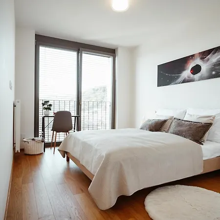 Elegant Smichov With Balcony Appartamento *
