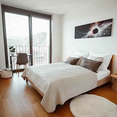 Elegant Smichov With Balcony Appartamento *