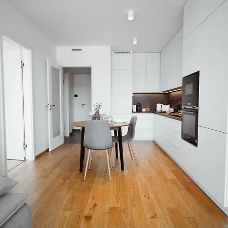 Appartamento Elegant Smichov With Balcony Praga